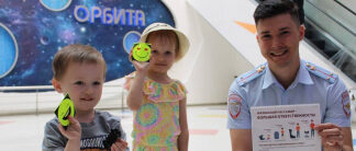 В торговых центрах Подмосковья автоинспекторы проводят профилактические акции с юными посетителями детских игровых комнат