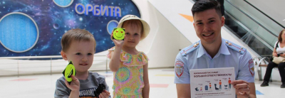 
        В торговых центрах Подмосковья автоинспекторы проводят профилактические акции с юными посетителями детских игровых комнат    