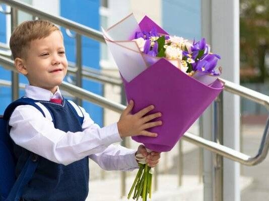 Букет учителю на 1 сентября 2023 года: какие цветы долго стоят