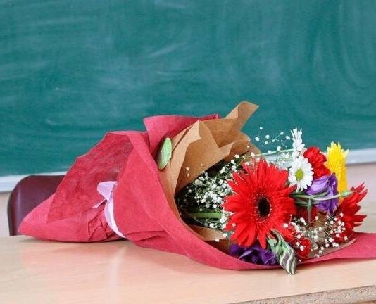 Этикет подарков для учителей 2023-2024: что можно и чего нельзя дарить педагогам