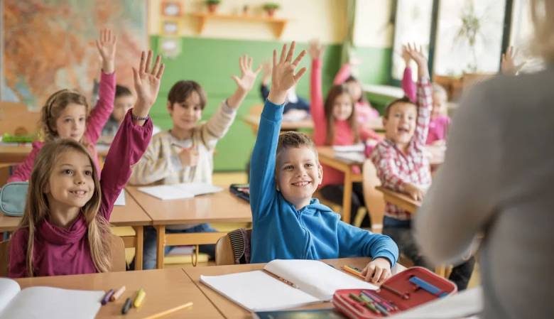
Изменения в школьных правилах в 2023 году: за что учитель имеет право ставить двойку и как оценивают поведение                