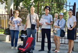 На Ставрополье автоинспекторы проводят в детских поликлиниках мастер-классы по правилам перевозки несовершеннолетних
