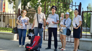 На Ставрополье автоинспекторы проводят в детских поликлиниках мастер-классы по правилам перевозки несовершеннолетних