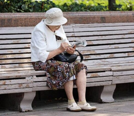 Повышение социальных выплат с 1 сентября 2023 года: кому сделают прибавку