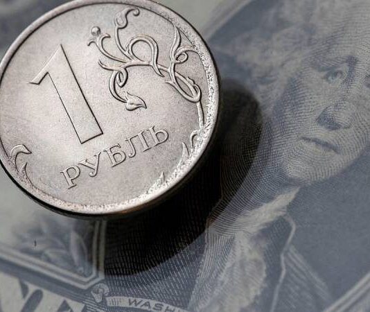 С чем на самом деле связано падение рубля и как это повлияет на цены