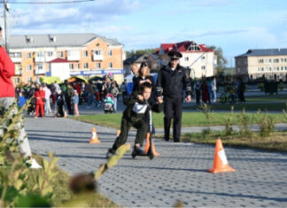 В День Шахтера сотрудники Госавтоинспекции Свердловской области организовали эстафеты по ПДД и поздравили горняков с праздником