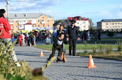 В День Шахтера сотрудники Госавтоинспекции Свердловской области организовали эстафеты по ПДД и поздравили горняков с праздником