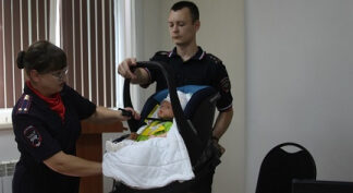 В Кузбассе сотрудники Госавтоинспекции и медики рассказали будущим мамам о безопасности перевозок детей в автомобилях