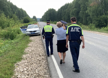 В Марий Эл сотрудники Госавтоинспекции вернули домой мальчика, который ушёл гулять один и оказался на трассе