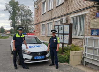 В Новгородской области автоинспекторы сопроводили до больницы семью с 7-летним мальчиком, нуждающимся в экстренной медицинской помощи