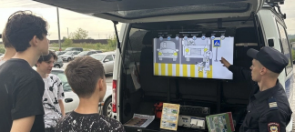 Во дворах жилых домов Кирова автоинспекторы напоминают детям о важности соблюдения ПДД