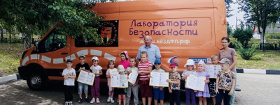 
        Белгородские школьники и воспитанники детских садов стали участниками осенней сессии занятий передвижной «Лаборатории безопасности»    