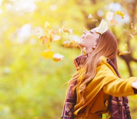 Как поздравить с Бабьим летом тепло и солнечно: красивые слова и открытки