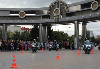 Сотни тюменцев приняли участие в празднике #ДорогаВШколу на пешеходном бульваре в центре города