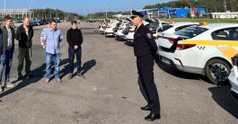 Сотрудники подмосковной Госавтоинспекции проводят рабочие встречи с представителями служб легкового такси