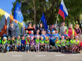 В Новгородской области сотрудники Госавтоинспекции и детский омбудсмен поздравили дошкольников с вступлением в ряды юных помощников инспекторов движения
