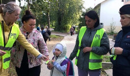 В Вологодской области в первые учебные дни помощь сотрудникам Госавтоинспекции в проведении разъяснительной работы с детьми и взрослыми оказывает «Родительский патруль»