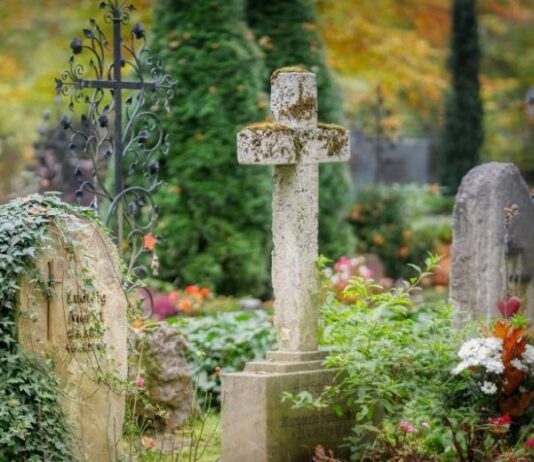 Водка с могил и 400 тысяч чаевых: откровенный рассказ программиста, который пошел работать копателем могил