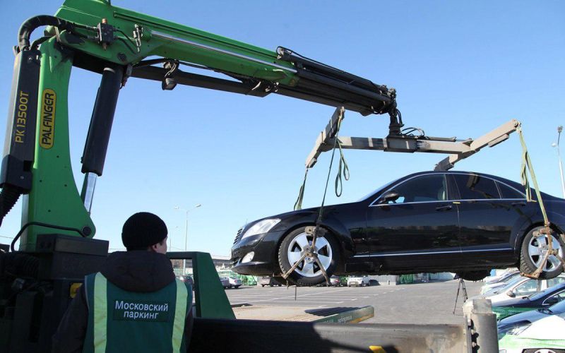 
            В Москве приставы забрали у водителя Mercedes за штрафы на 150 000 руб.
        