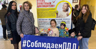 Автоинспекторы провели «светящиеся» экспресс-уроки дорожной безопасности на тюменском автовокзале