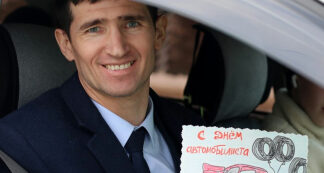 Дорожники и сотрудники Госавтоинспекции Якутии поздравили автомобилистов с праздником