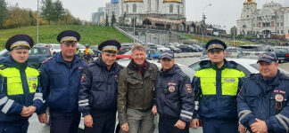 Известный актер вместе с сотрудниками Госавтоинспекции Свердловской области призвали участников регионального закрытия мотосезона к безопасности на дорогах