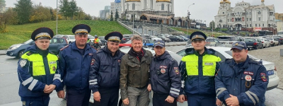 
        Известный актер вместе с сотрудниками Госавтоинспекции Свердловской области призвали участников регионального закрытия мотосезона к безопасности на дорогах    