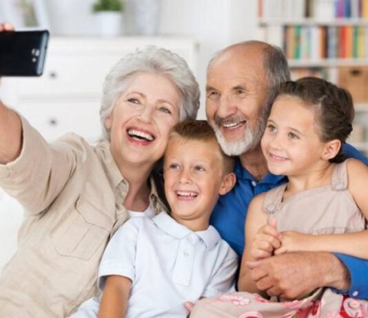 Как в России отмечают День бабушек и дедушек 28 октября 2023 года