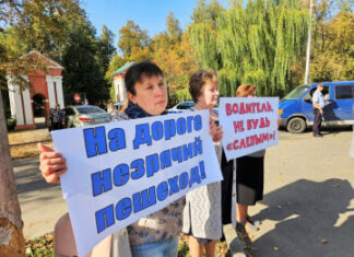 Липецкие автоинспекторы совместно с общественниками напомнили автомобилистам о пешеходах с ограниченными возможностями