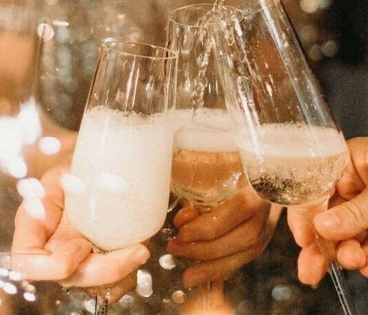 Международный день шампанского 21 октября: искрящиеся открытки и поздравления
