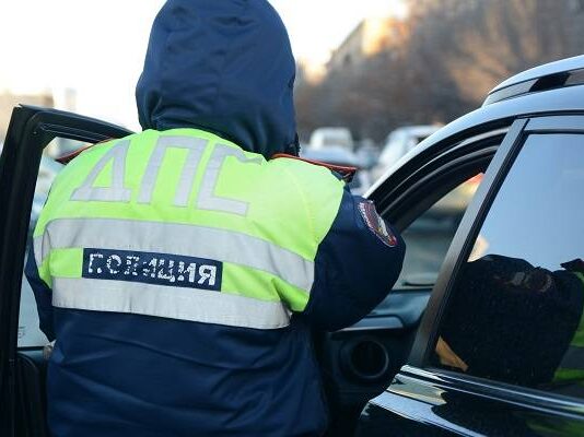 Новый повод для лишения прав: какие наклейки на автомобиле запрещены