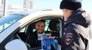 Сотрудники Госавтоинспекции Свердловской области поздравили водителей уральской столицы с Днем автомобилиста