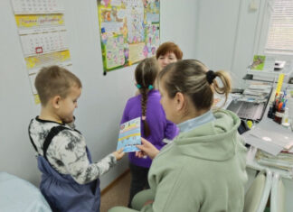 В Новгородской области медицинские и фармацевтические работники помогают автоинспекторам в обеспечении безопасности пешеходов на дороге