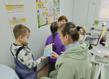 В Новгородской области медицинские и фармацевтические работники помогают автоинспекторам в обеспечении безопасности пешеходов на дороге