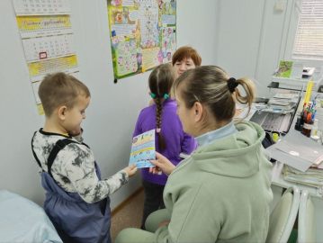 
        В Новгородской области медицинские и фармацевтические работники помогают автоинспекторам в обеспечении безопасности пешеходов на дороге    