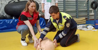 В Свердловской области медики продолжают обучать автоинспекторов оказанию первой помощи пострадавшим с применением специальных укладок