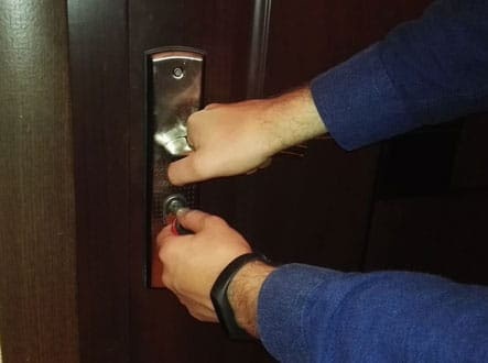 Заклинило дверной замок: что делать и как решить проблему?