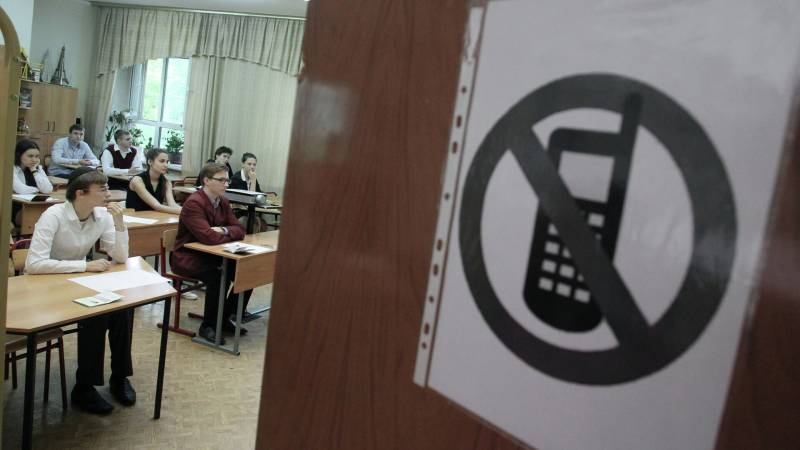 
Законопроект о запрете смартфонов на уроках: мнение экспертов                