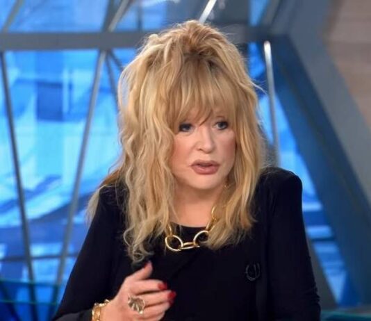 Алла Пугачева отказывается от новогодних концертов в России