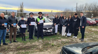 Автоинспекторы Ставрополья проводят для будущих водителей экскурсии на стоянку транспорта после ДТП