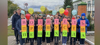 Белгородские школьники тематической инсталляцией призвали водителей уступать дорогу пешеходам