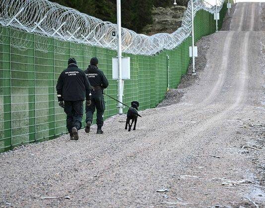 Беженцы, российские автомобили и «мухариб»: что происходит на границе Финляндии и России