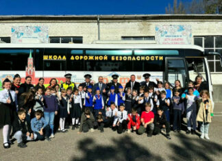 Пятигорские школьники прошли обучения в автобусе-тренажере «Школа дорожной безопасности»