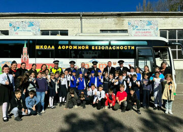 Пятигорские школьники прошли обучения в автобусе-тренажере «Школа дорожной безопасности»