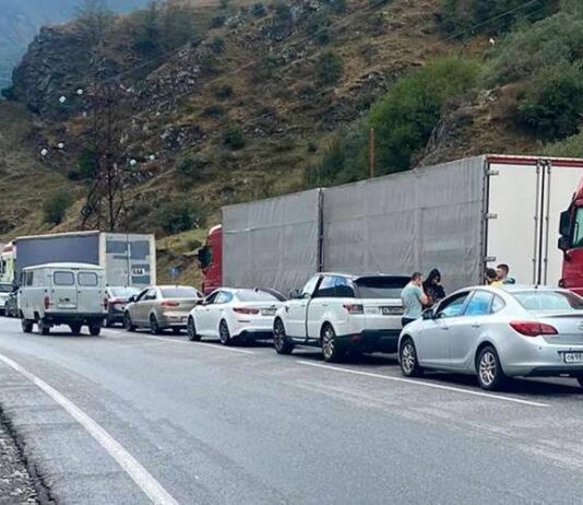 Транспортный коллапс из-за непогоды: граница России и Грузии в огне