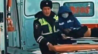 В Якутске инспекторы ДПС оказали помощь в эвакуации людей при пожаре в административном здании