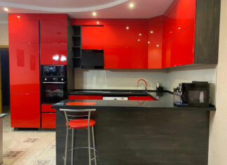 Комбинация черного и красного в оформлении корпусной мебели