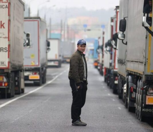 Протесты на границе вскрыли правду: Роскошные яхты и люксовые авто под видом гуманитарки ввозят на Украину