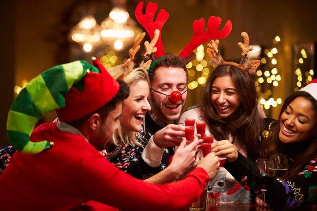 Новый год 2024: праздничное настроение и яркие открытки