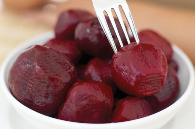 Зачем в кастрюлю, в которой варится свекла, добавляют корочку хлеба и сахар